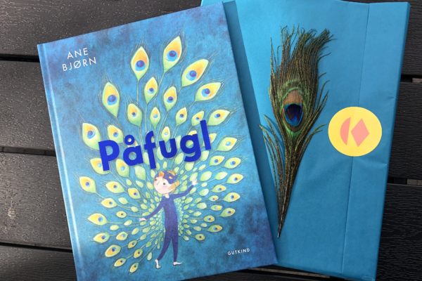 Påfugl – en billedfortælling af Ane Bjørn